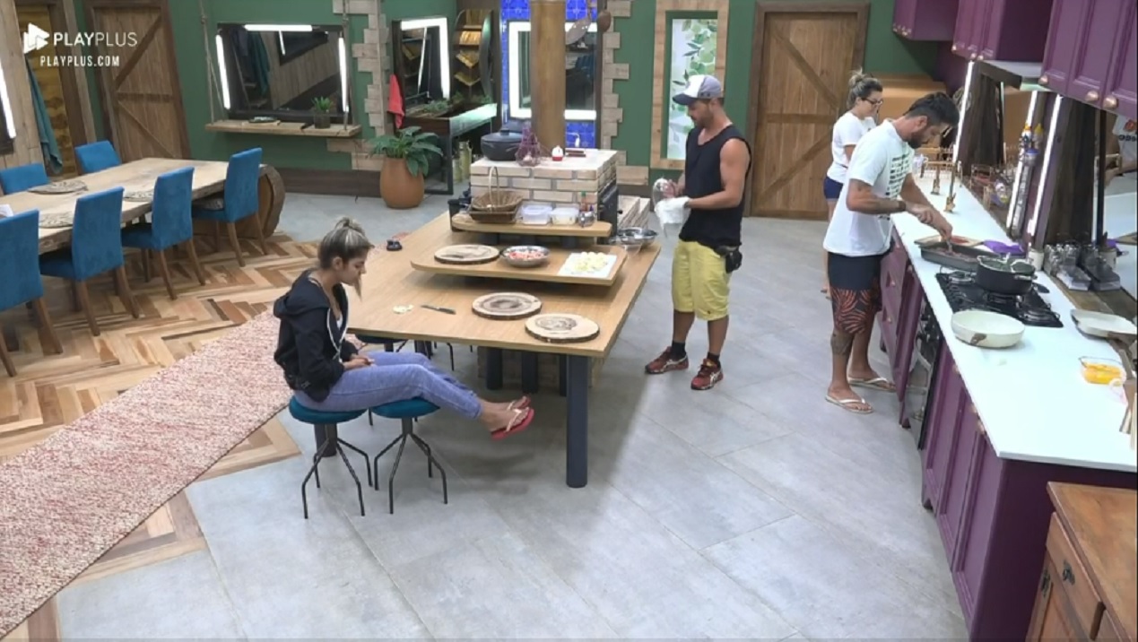 Peões em conversa na cozinha do reality A Fazenda 11