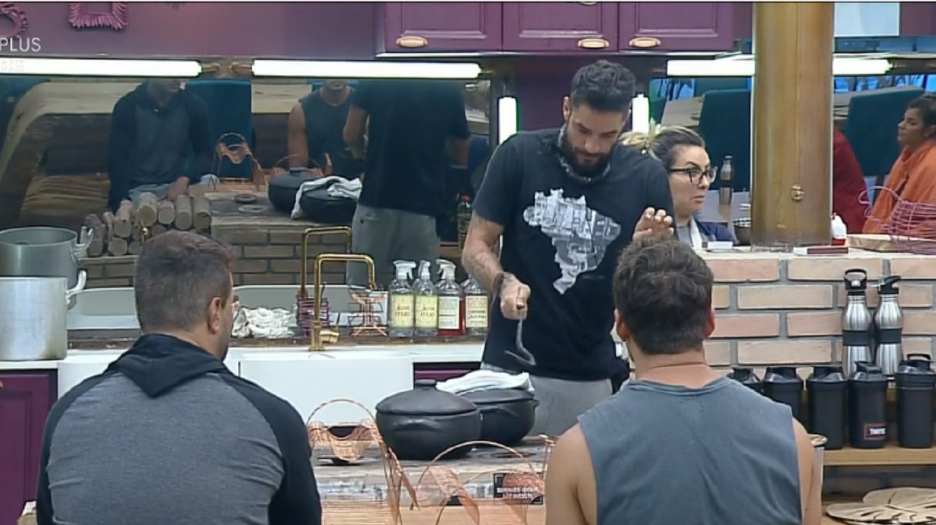 Diego Grossi advertindo peões em A Fazenda 11