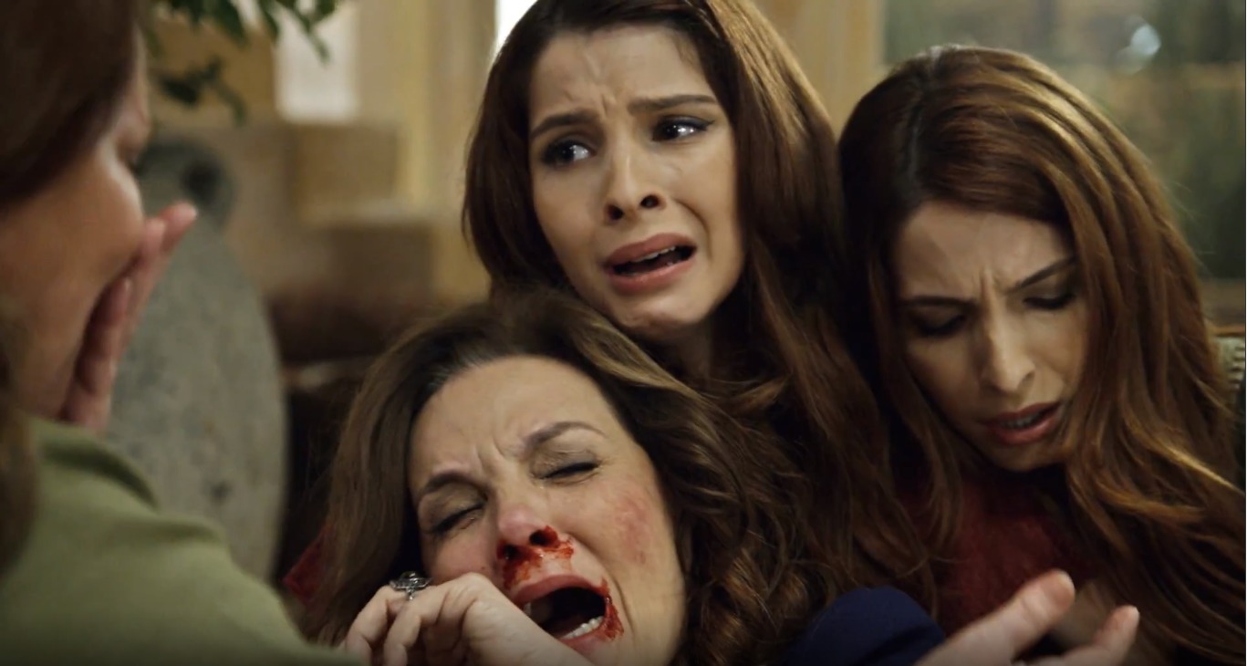 Elga (Denise Del Vecchio) é vítima de agressão na novela O Rico e Lázaro (Reprodução / PlayPlus)