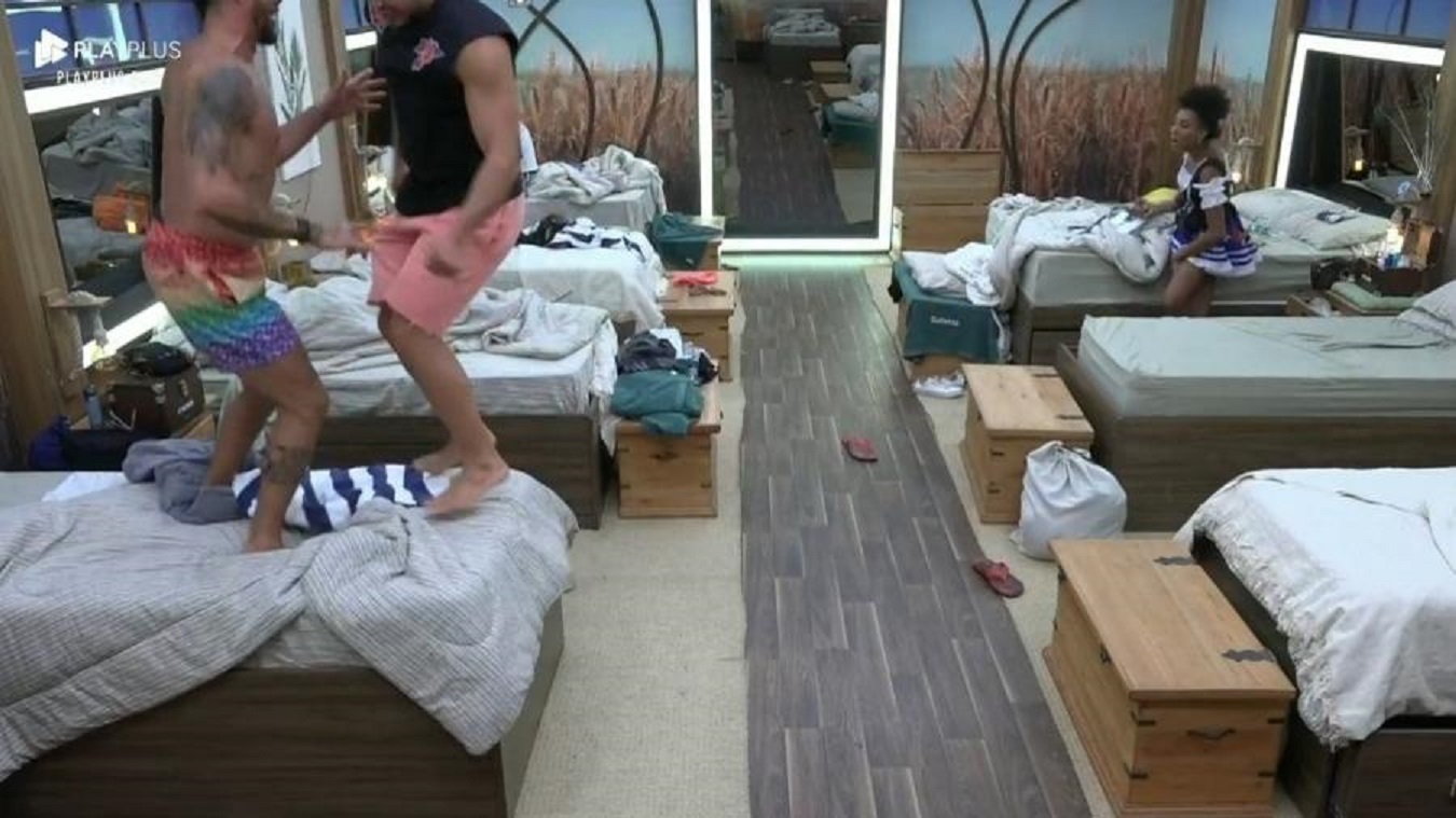 Diego e Lucas pulando na antiga cama de Andréa em A Fazenda 11