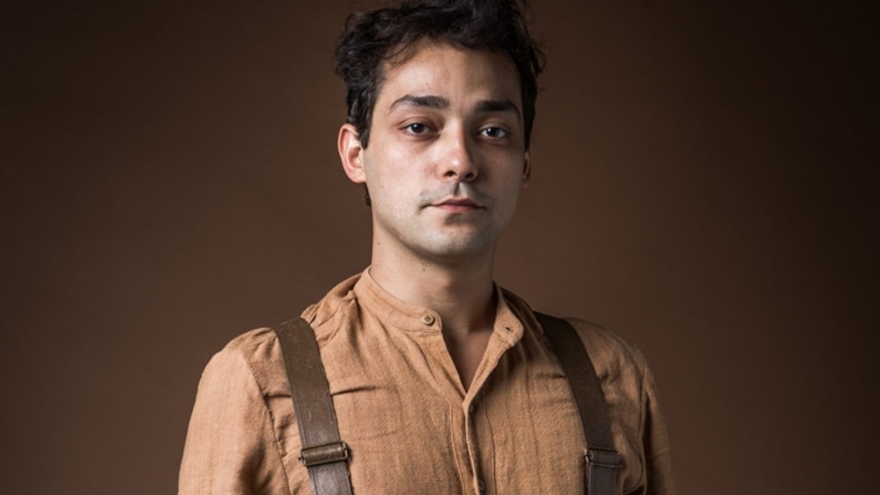 Eduardo Sterblitch como Zeca em Éramos Seis