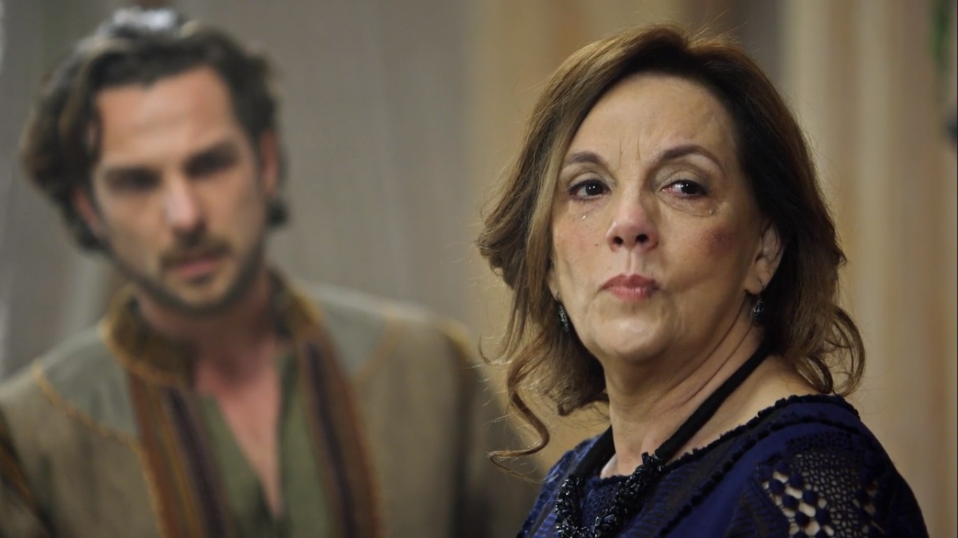 Igor Rickli e Denise Del Vecchio em cena de O Rico e Lázaro (Reprodução / PlayPlus)