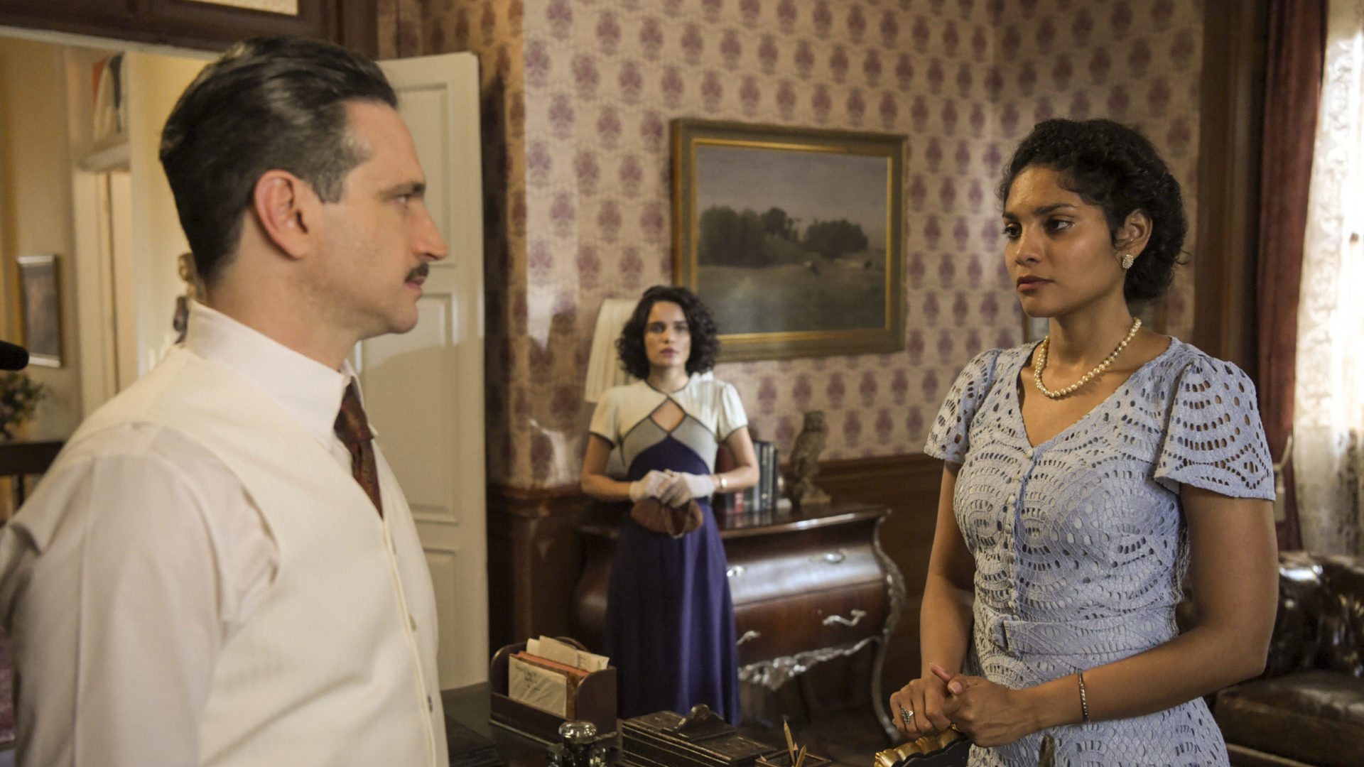 Joao Aranha (Caco Ciocler), Shirley (Bárbara Reis) e Inês (Carol Macedo) em Éramos Seis