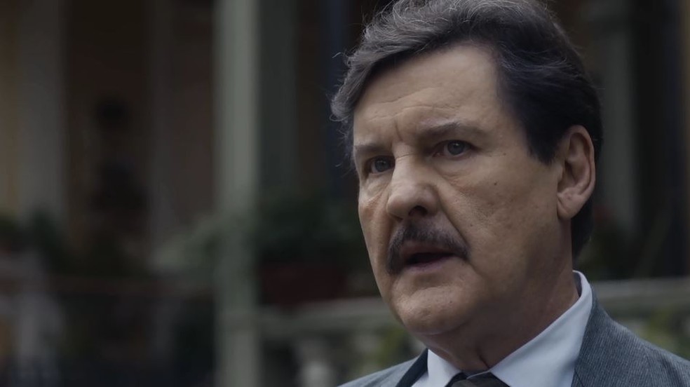 Júlio lamenta ausência de Alfredo em jantar de comemoração (Reprodução: Globoplay)
