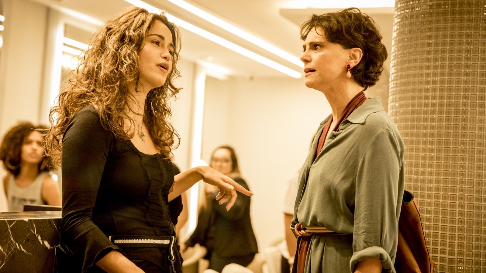 Érica (Nanda Costa) e Lídia (Malu Galli) em Amor de Mãe