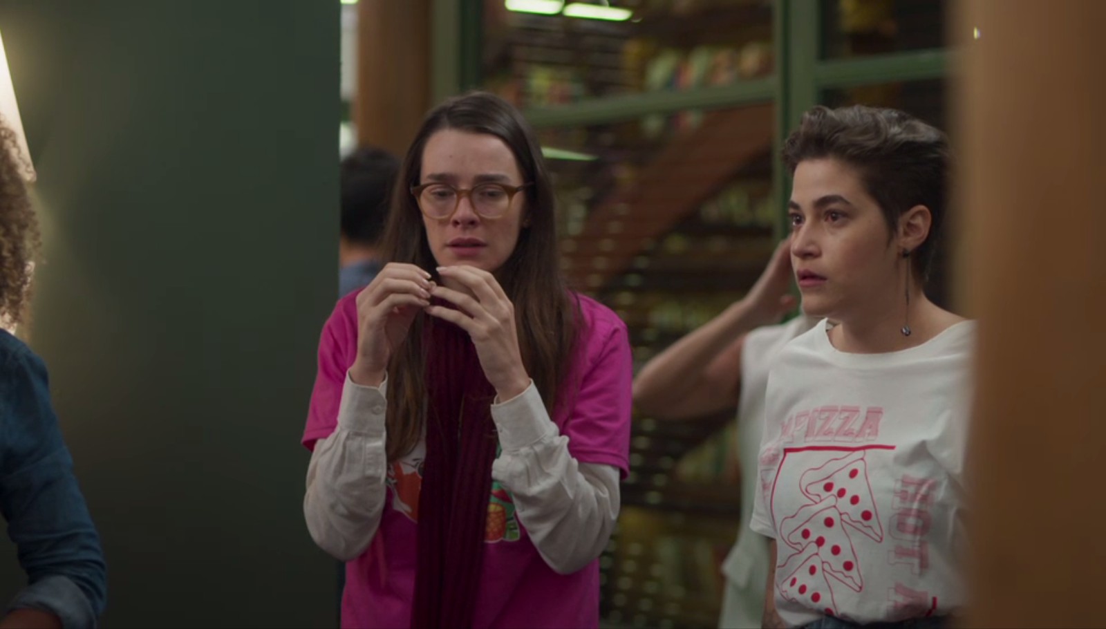 Evelyn (Mariana Molina) e Thaíssa (Yasmin Gojmlevsky) em Bom Sucesso
