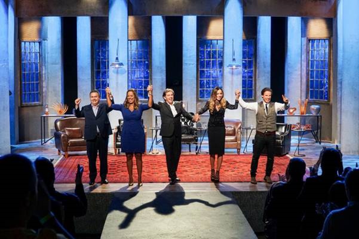 JC Semenzato, Camila Farani, João Appolinário, Cris Arcangeli e Caito Maia no Shark Tank Brasil (Divulgação / Sony Channel)