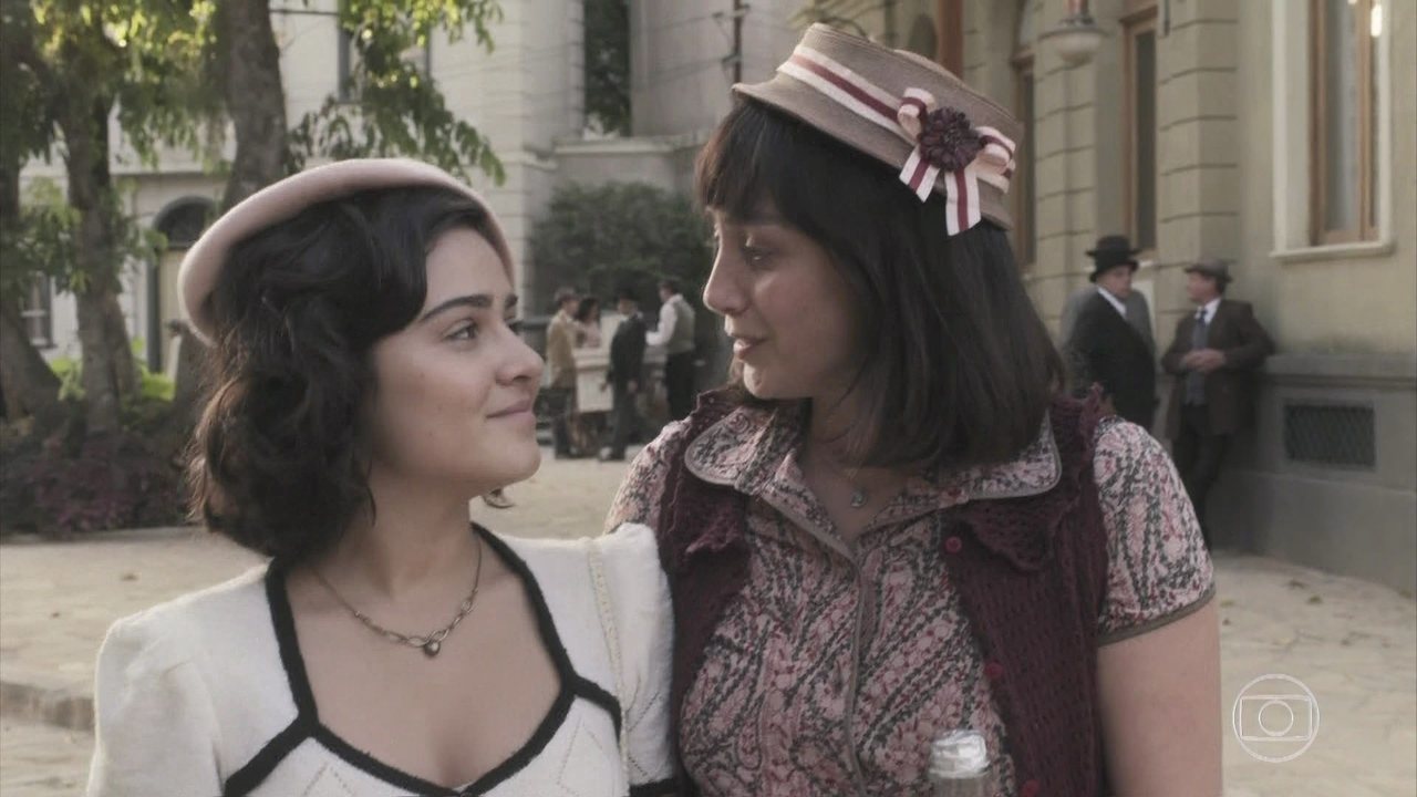 Isabel (Giullia Buscacio) e Clotilde (Simone Spoladore) em Éramos Seis