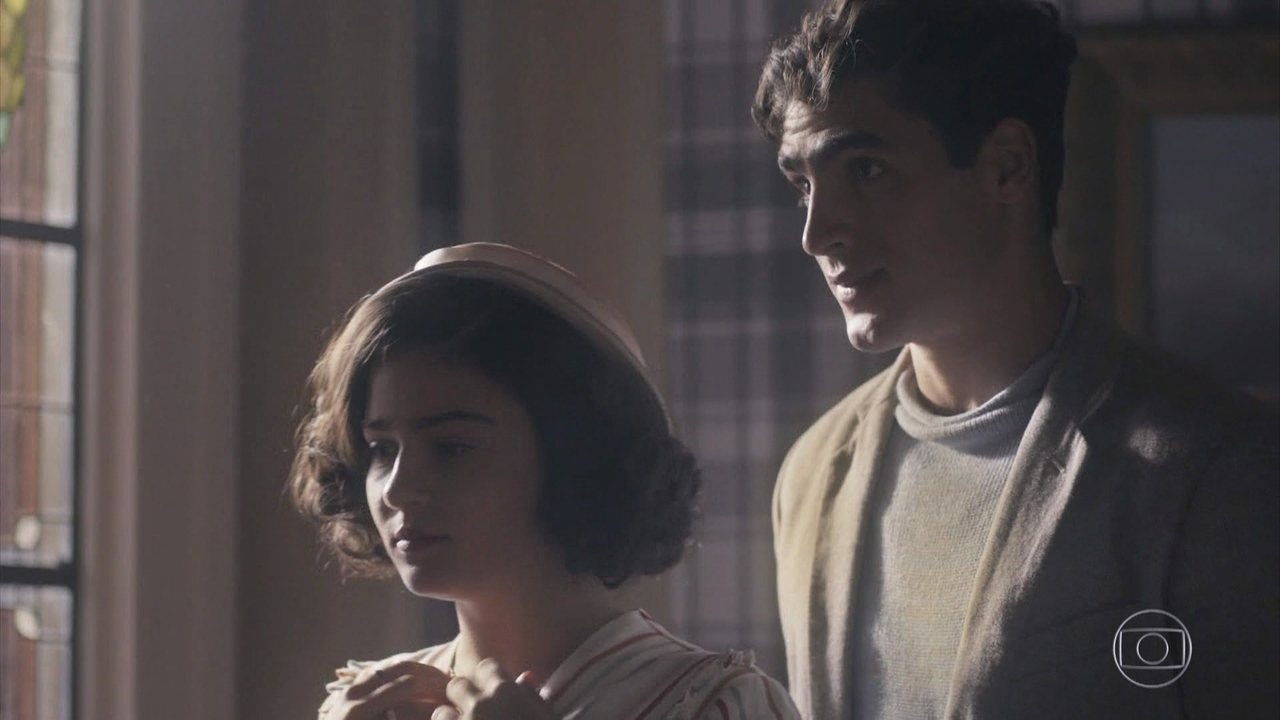 Isabel (Giullia Buscácio) e Lúcio (Jhona Burjack) em Éramos Seis