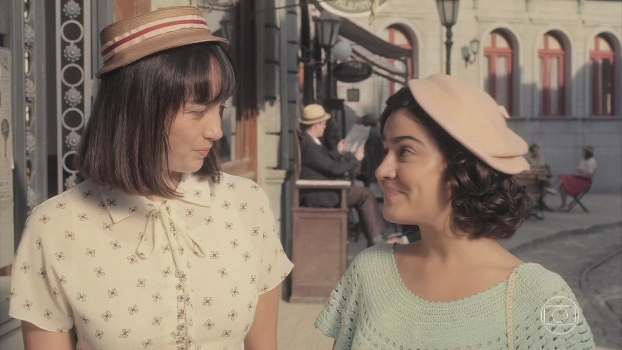 Clotilde (Simone Spoladore) e Isabel (Giullia Buscacio) em Éramos Seis