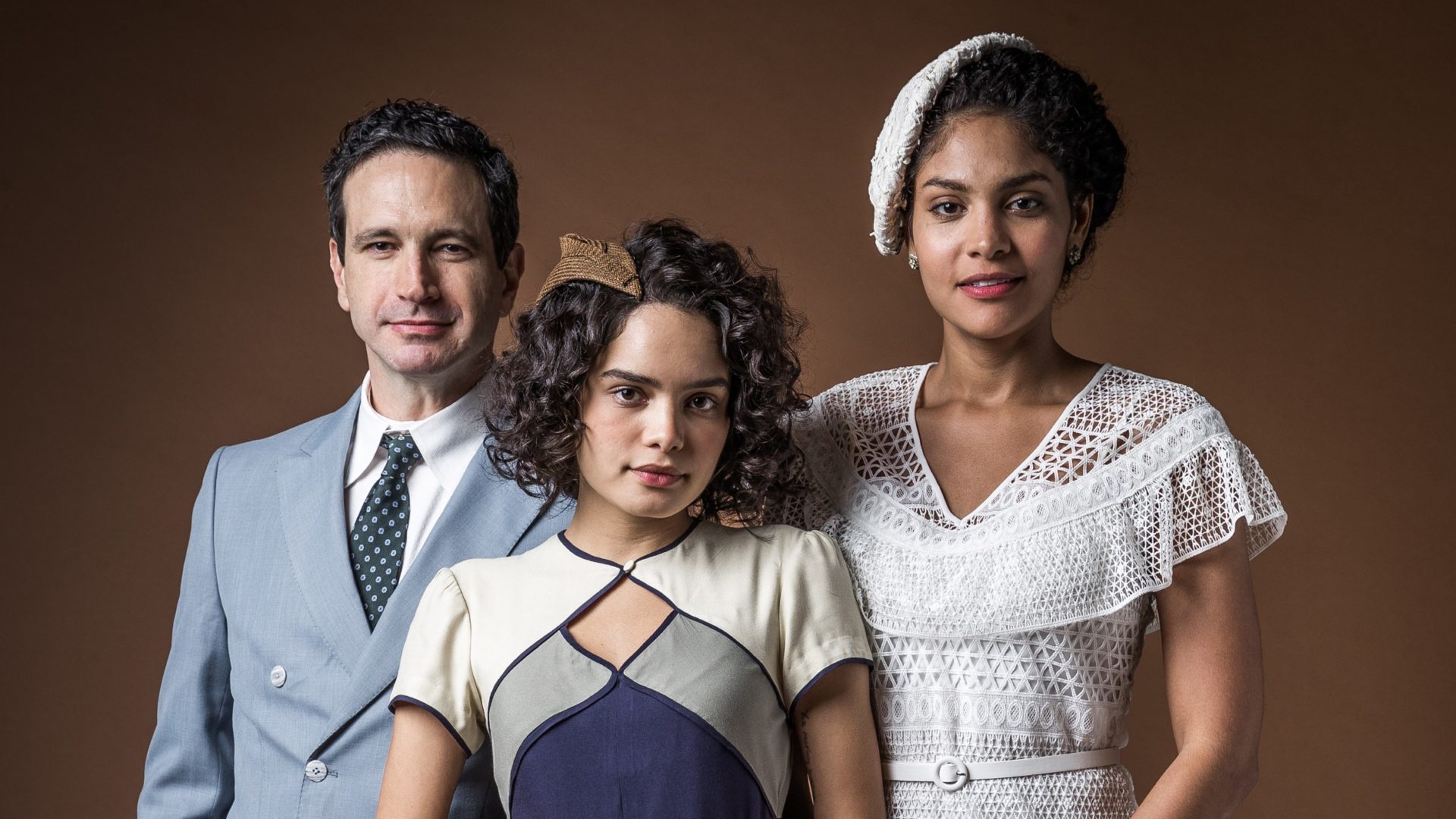 Joao Aranha (Caco Ciocler), Ines (Carol Macedo) e Shirley (Barbara Reis) em Éramos Seis