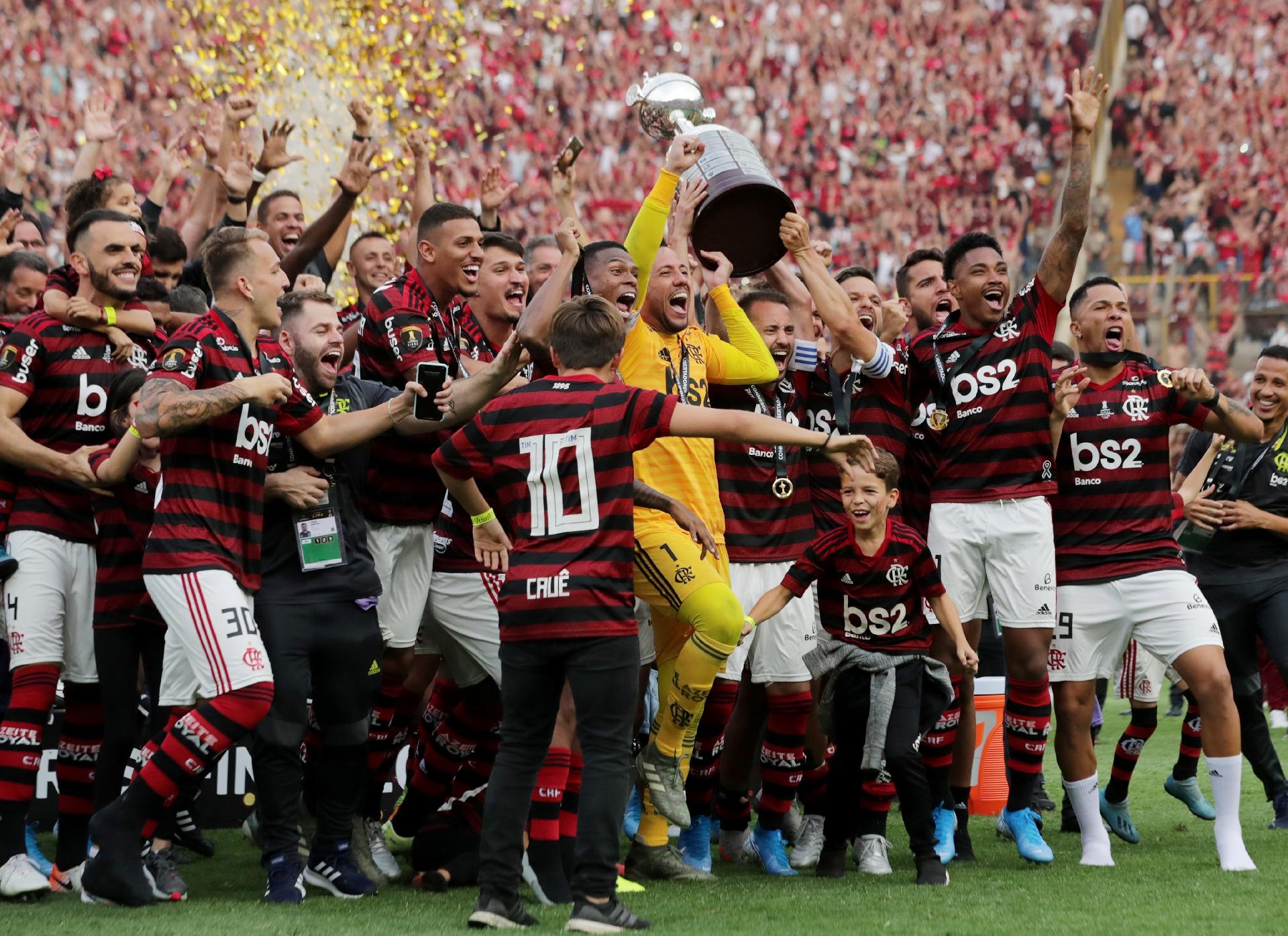 Flamengo levanta taça da Libertadores: clube foi campeão do Brasileiro sem entrar em campo e terá premiação milionária da Globo (Divulgação)