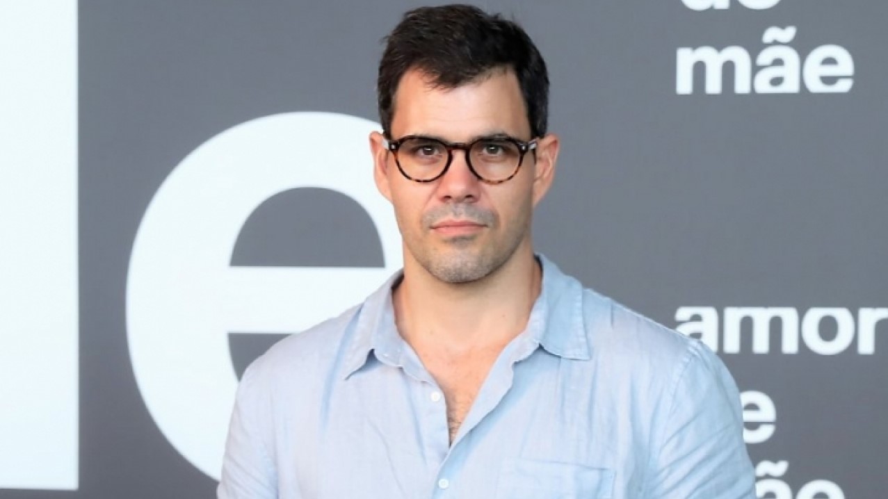 Juliano Cazarré na festa de lançamento de Amor de Mãe