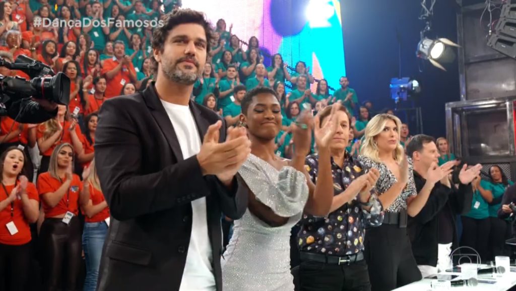 Jurados da Dança dos Famosos elogiando Tati Scarletti no Domingão do Faustão