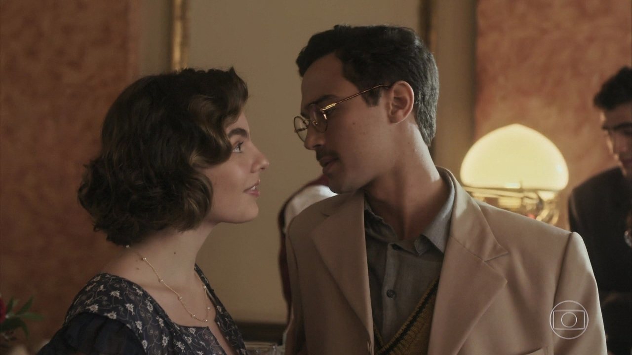 Lili (Triz Pariz) e Julinho (André Luiz Frambach) em Éramos Seis