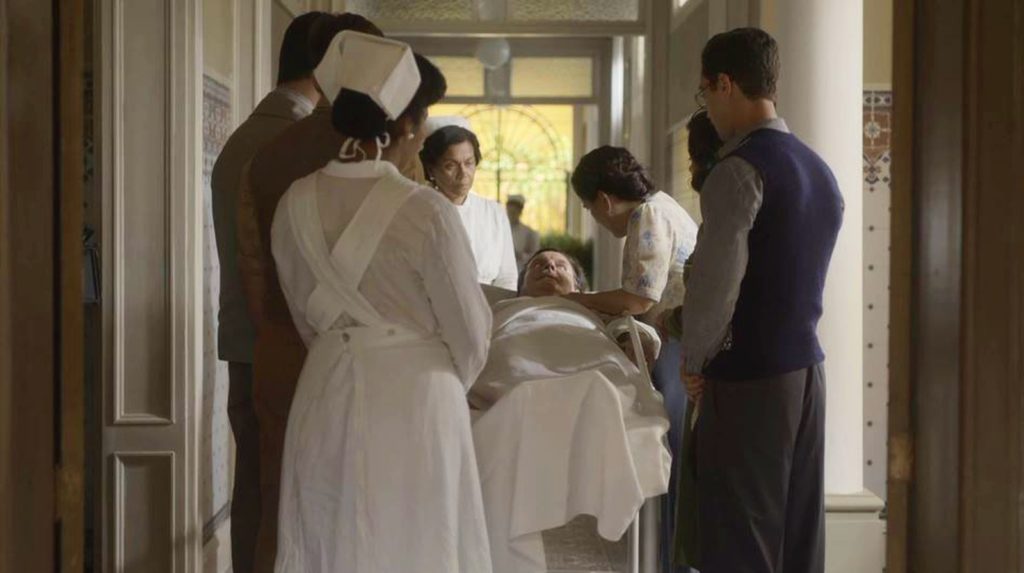 Lola (Gloria Pires) e os filhos no hospital com Júlio (Antonio Calloni) em Éramos Seis