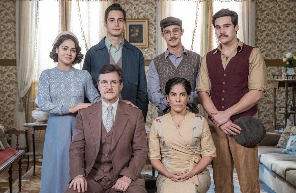 Lola (Gloria Pires), Júlio (Antonio Calloni), Carlos (Danilo Mesquita), Alfredo (Nicolas Prattes), Julinho (André Luiz Frambach) e Isabel (Giullia Buscacio) de Éramos Seis