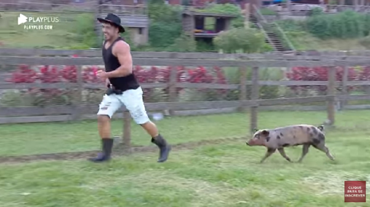 Lucas Viana correndo dos porcos em A Fazenda 11