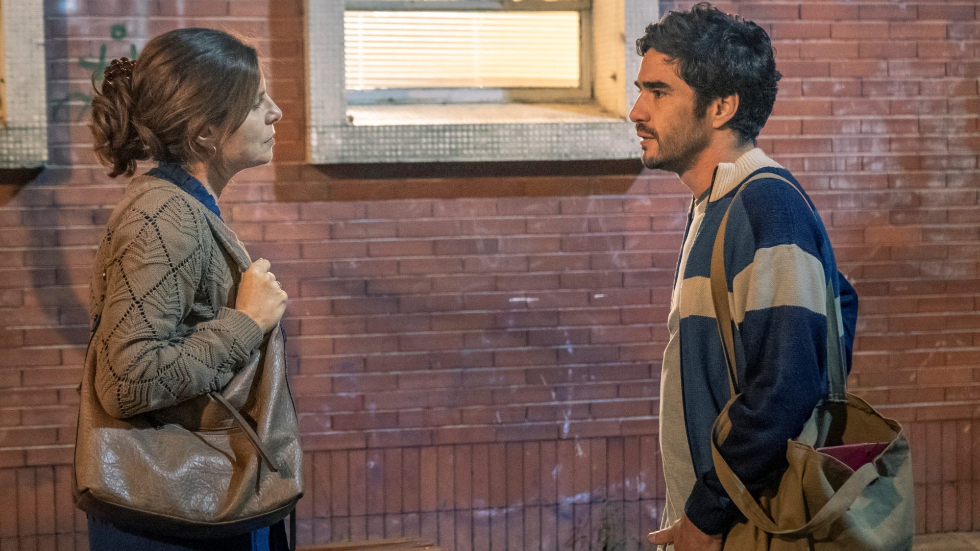 Lúcia (Débora Bloch) e Paulo (Caio Blat) em Segunda Chamada