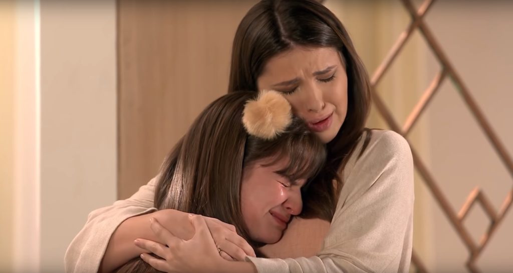 Luísa tenta fugir coim Poliana mas é impedida por Pendleton (Reprodução: SBT)