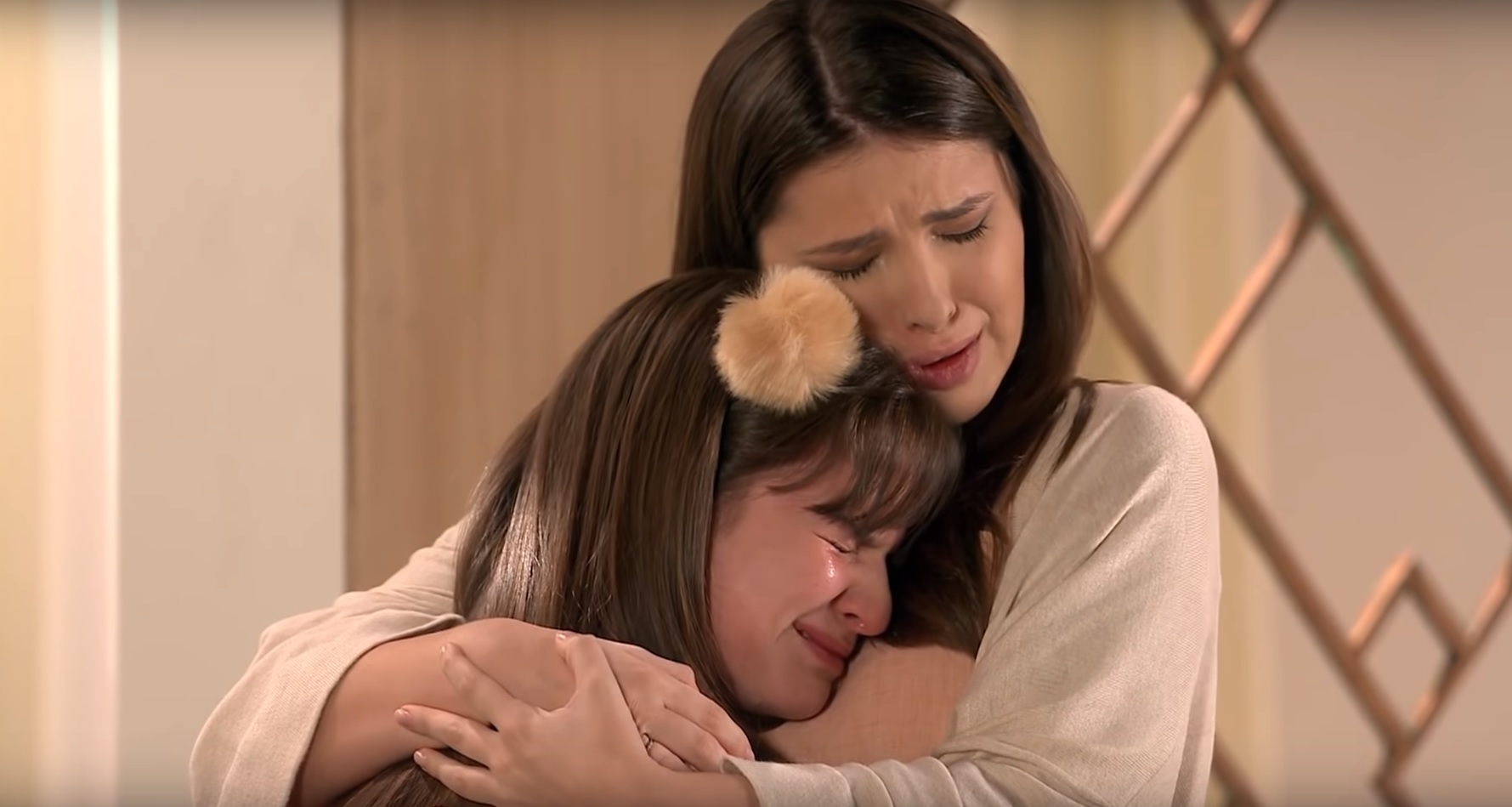 Luísa tenta fugir coim Poliana mas é impedida por Pendleton (Reprodução: SBT)