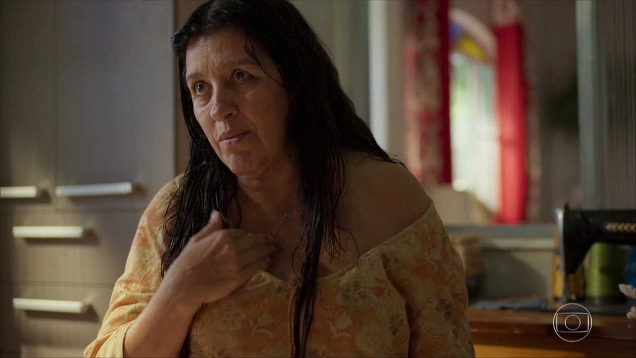 Lurdes (Regina Casé) em Amor de Mãe