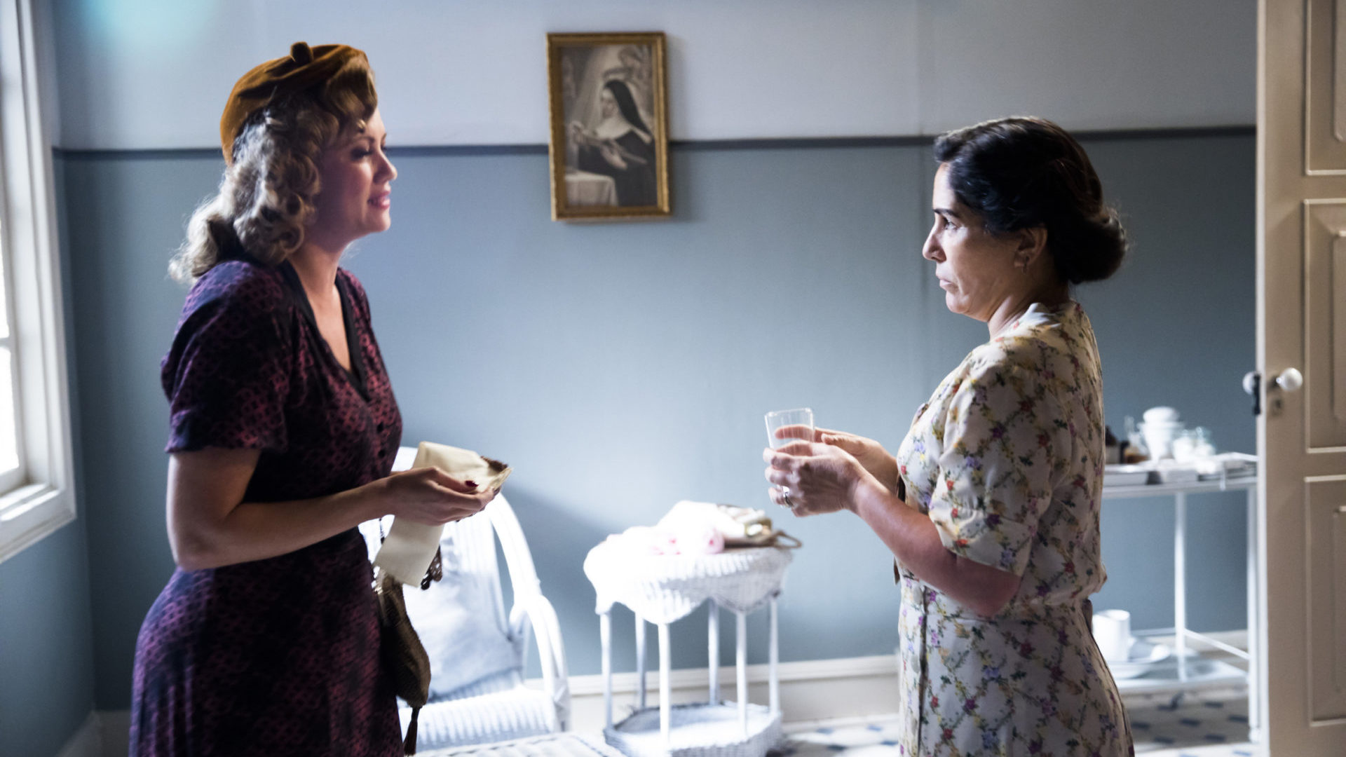 Marion (Ellen Rocche) entra com água no quarto onde Júlio (Antonio Calloni) está internado e é surpreendida por Lola (Gloria Pires) em Éramos Seis