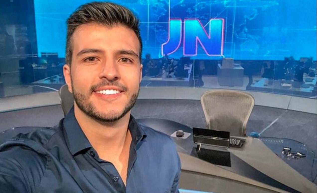 Matheus Ribeiro, próximo âncora do Jornal Nacional aos sábados: aos 26, será o mais jovem e o primeiro a assumir relacionamento homoafetivo publicamente a sentar no JN (Reprodução/Globo)
