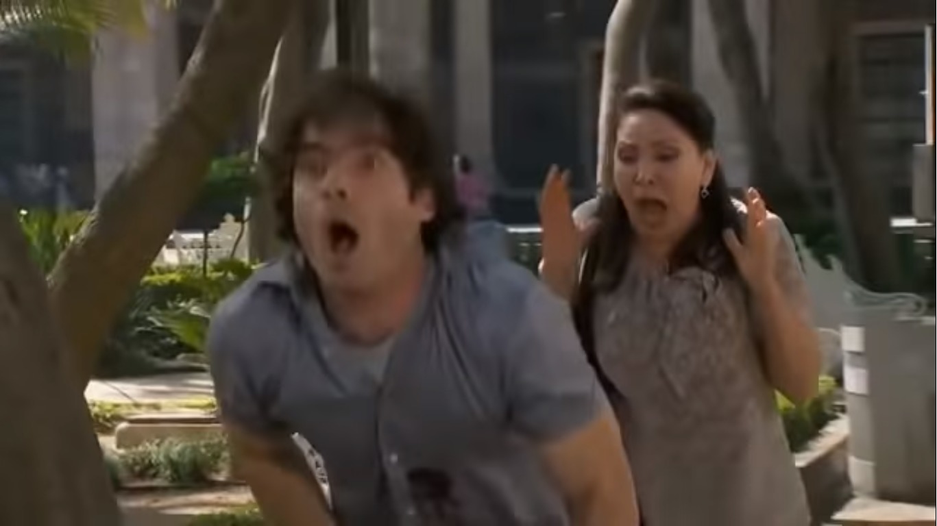 Miguel (Osvaldo Benavides) é assassinado diante de Rosaura (Ana Bertha Espín) em A Que Não Podia Amar (Reprodução / YouTube)