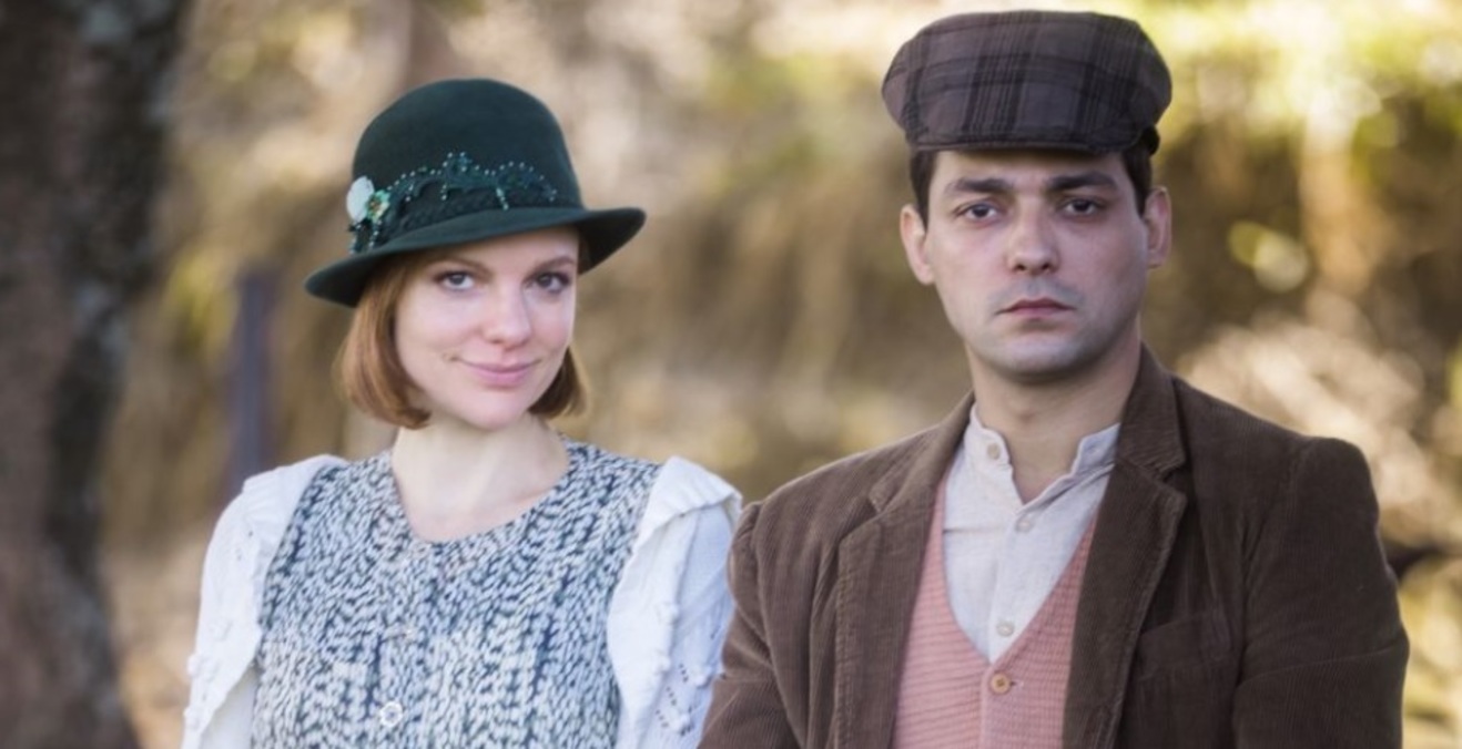 Olga (Maria Eduarda de Carvalho) e Zeca (Eduardo Sterblitch) de Éramos Seis
