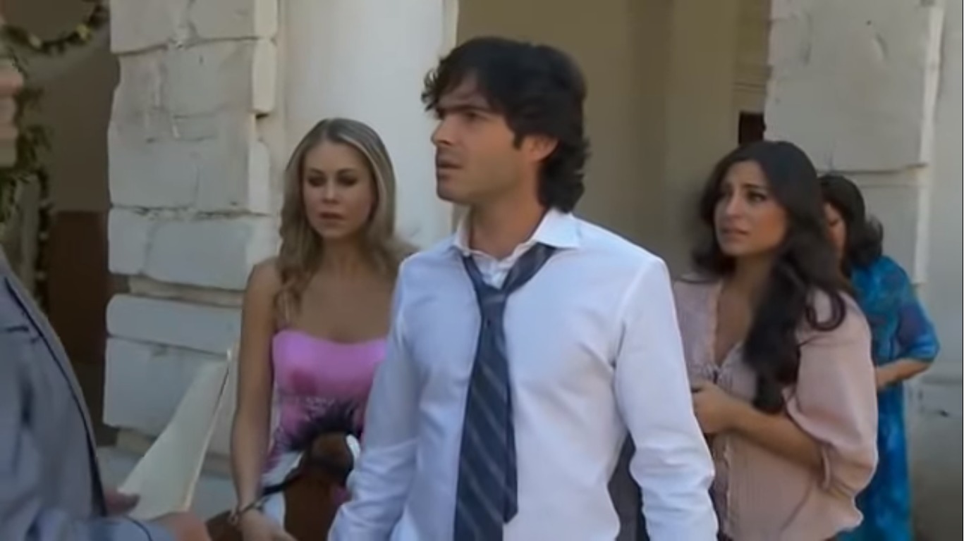 Osvaldo Benavides, Ana Brenda Contreras e Ingrid Martz em cena de A Que Não Podia Amar (Reprodução / YouTube)