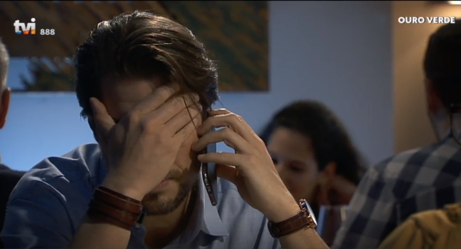 Jorge recebe a notícia da morte de Valéria (Reprodução: TVI)