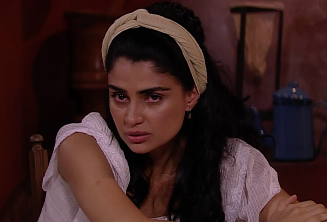 Rosa (Patrícia França) chora em A Escrava Isaura (Reprodução/Record TV)