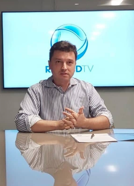Guilherme Portanova assinando contrato com a Record (Reprodução)
