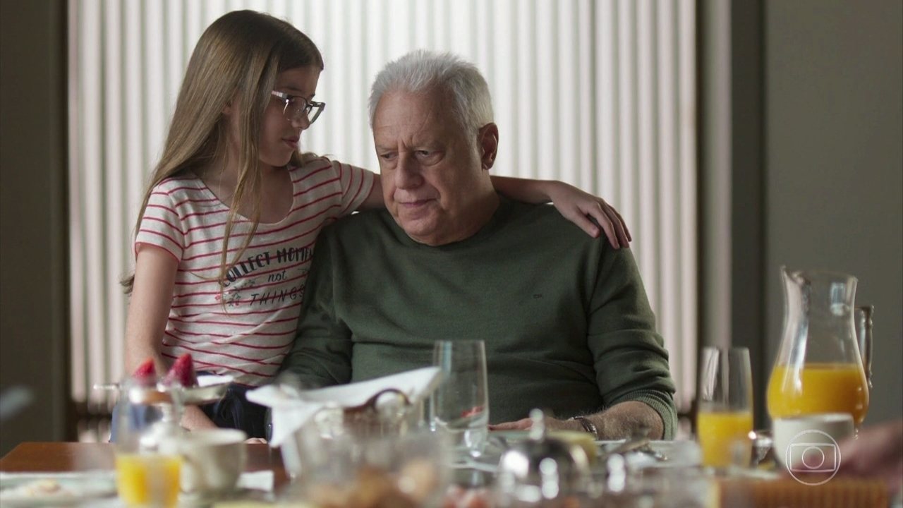 Sofia (Valentina Vieira) e Alberto (Antonio Fagundes) em Bom Sucesso