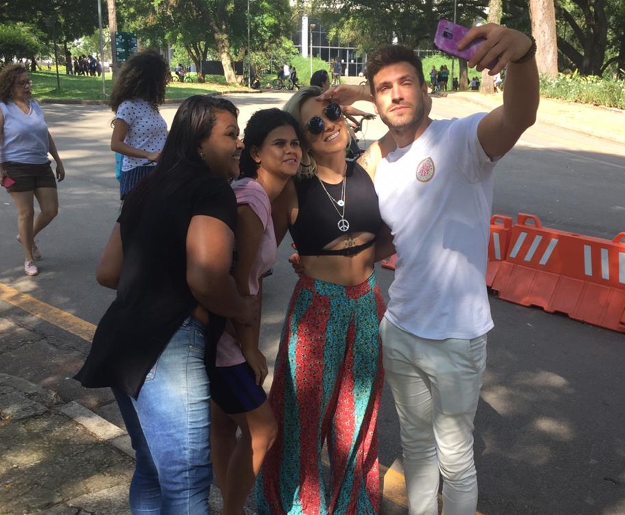Tati Dias e Guilherme Leão sendo tietados no Parque Ibirapuera