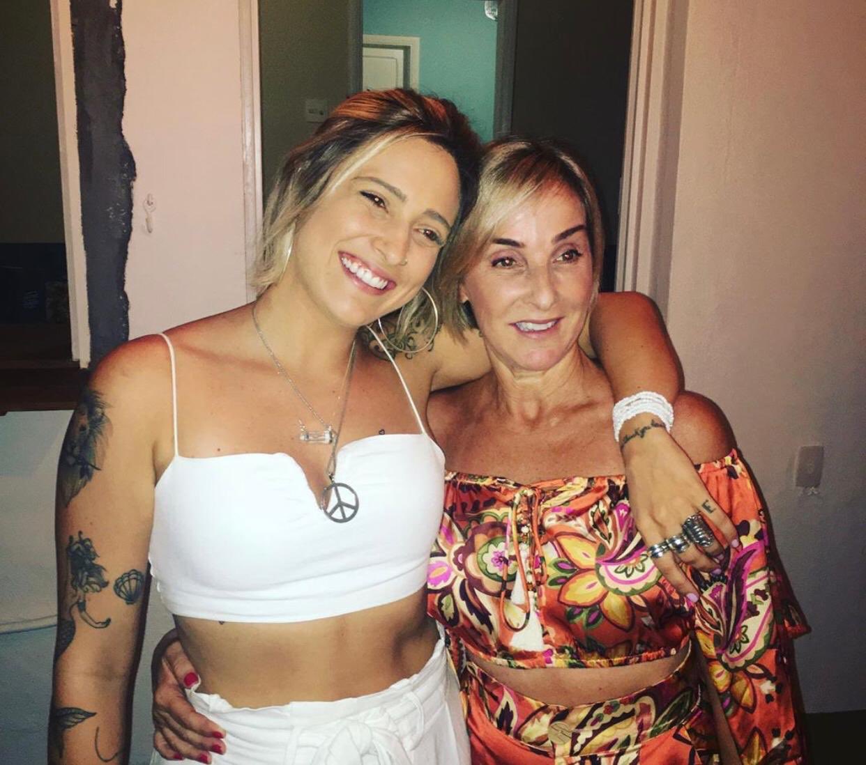 Tati Dias e a mãe em reinauguração do Buena Onda