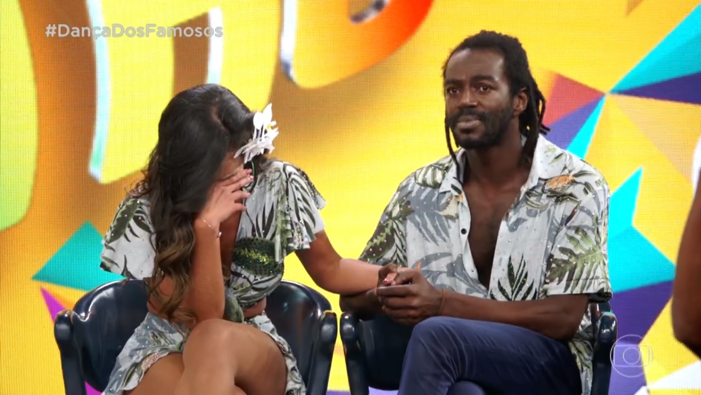 Tati Scarletti recebendo o carinho de Jonathan Azevedo no Domingão do Faustão