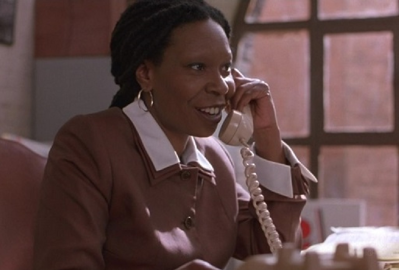 Whoopi Goldberg no filme O Sócio (Reprodução)