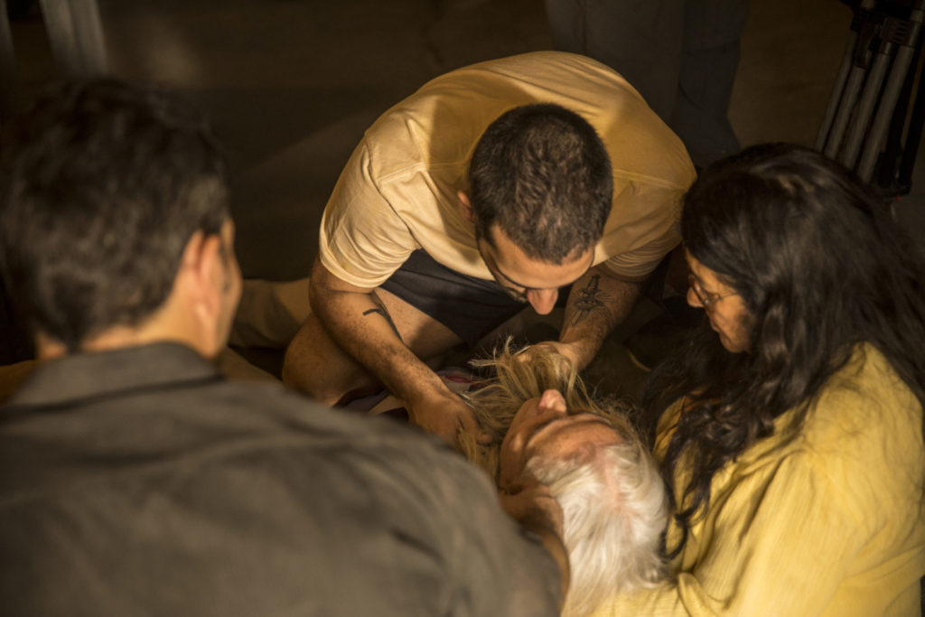 Kátia (Vera Holtz) morre nos braços de Lurdes em Amor de Mãe