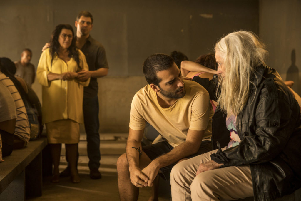Lurdes (Regina Casé) conhece Sandro (Humberto Carrão) em Amor de Mãe
