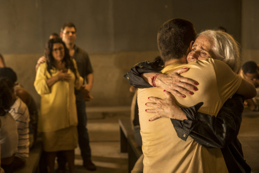 Lurdes (Regina Casé) emocionada ao ver seu filho, Sandro (Humberto Carrão) em Amor de Mãe