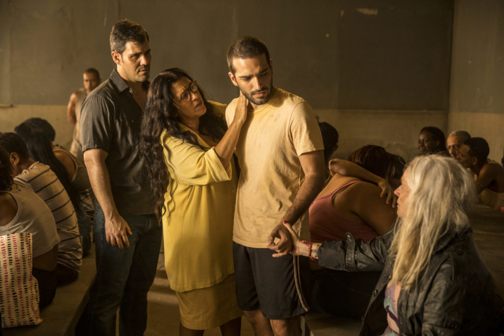 Lurdes (Regina Casé) conhece Sandro (Humberto Carrão) em Amor de Mãe