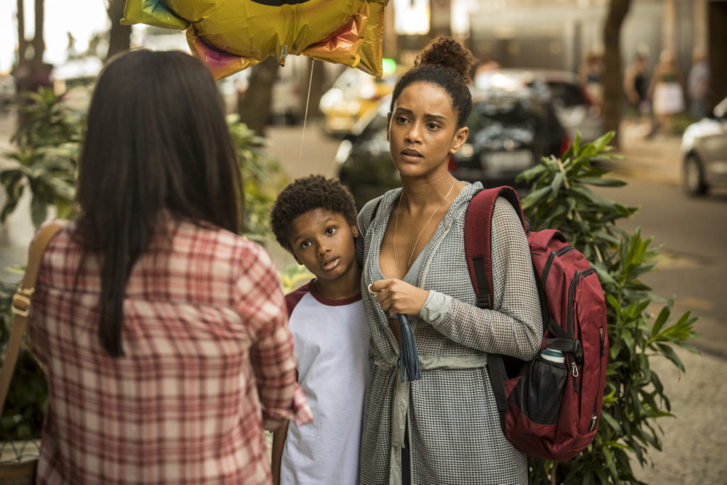 Thelma (Adriana Esteves) procura Vitória (Taís Araujo)  em Amor de Mãe