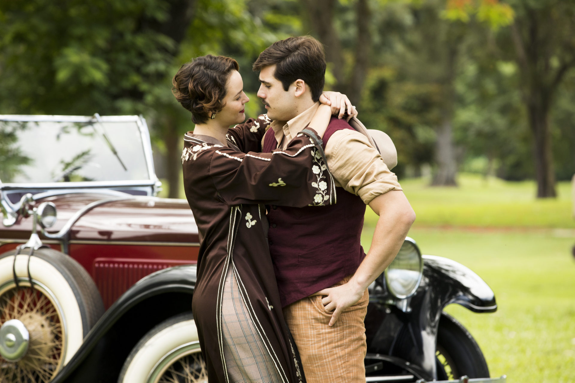 Alfredo (Nicolas Prattes) e Adelaide (Joana de Verona) em Éramos Seis