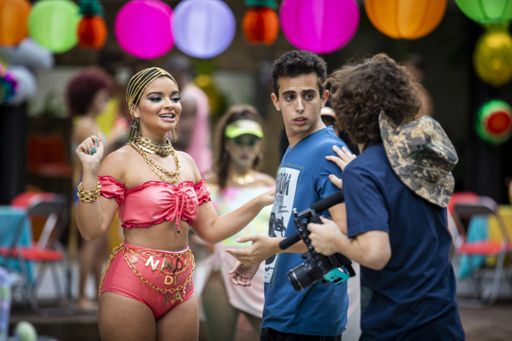 Durante a gravação do clipe de Nanda (Gabriella Mustafá), Diego (Fhelipe Gomes) diz que não tem comida para os figurantes em Malhação: Toda Forma de Amar