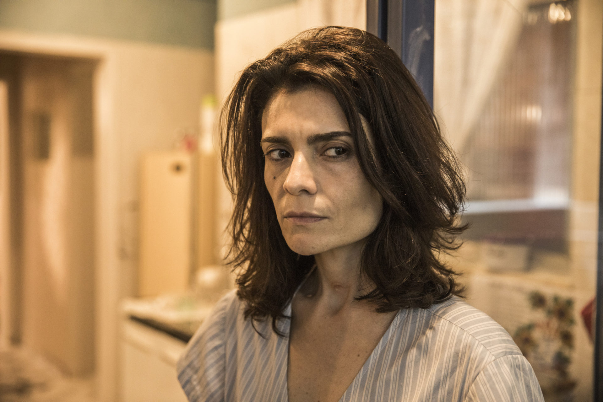 Leila (Arieta Corrêa) acorda do coma, em Amor de Mãe