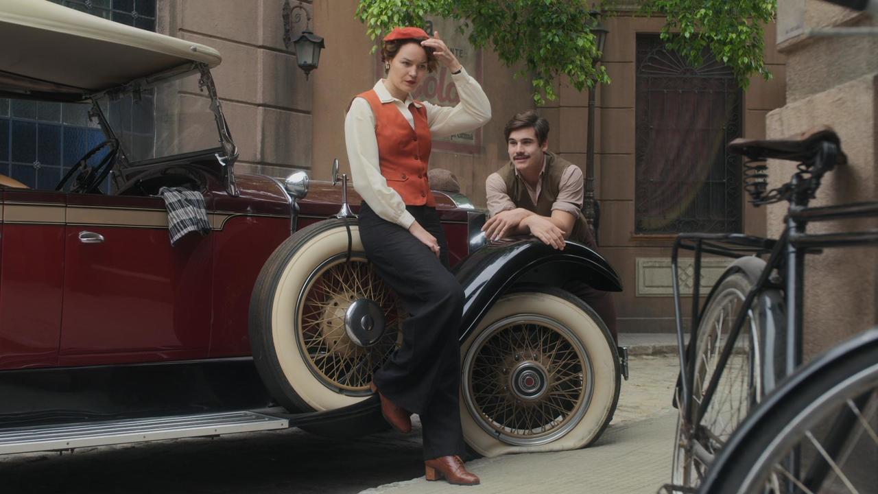 Adelaide (Joana de Verona) e Alfredo (Nicolas Prattes) em Éramos Seis