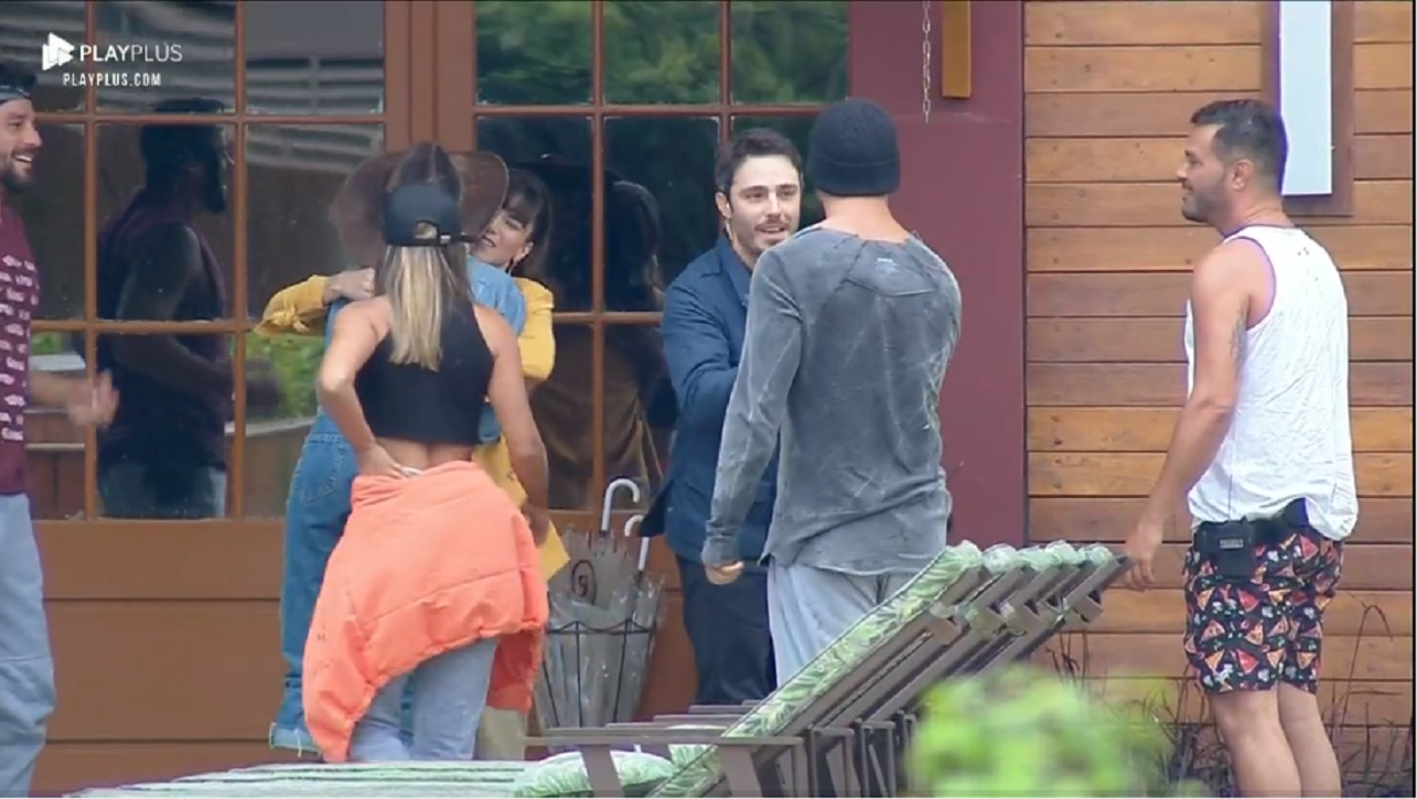 Dani Moreno e Thiago Rodrigues em visita à casa do reality A Fazenda 11