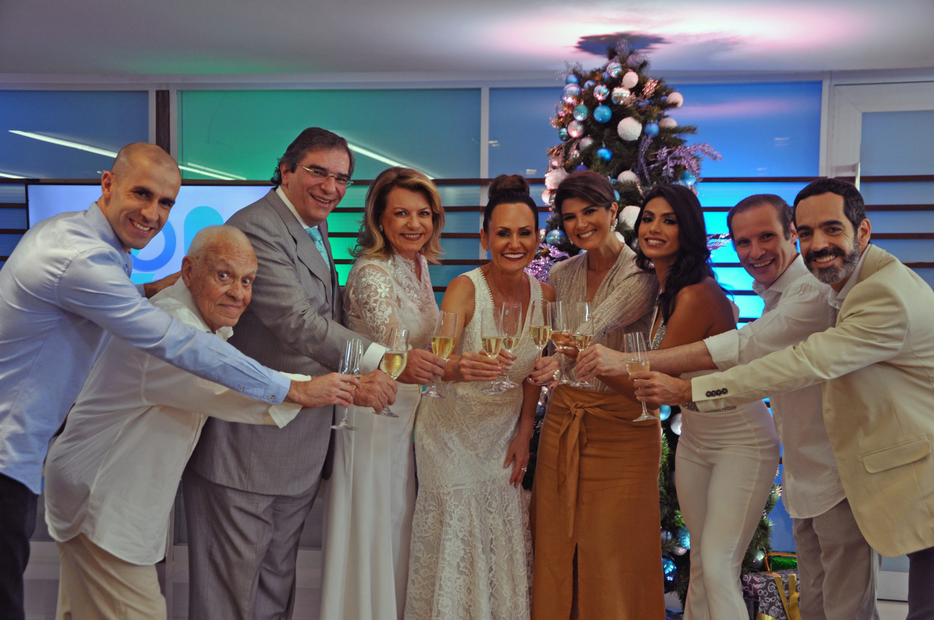 Elenco da RedeTV! em gravação da vinheta de fim de ano (Divulgação / RedeTV!)